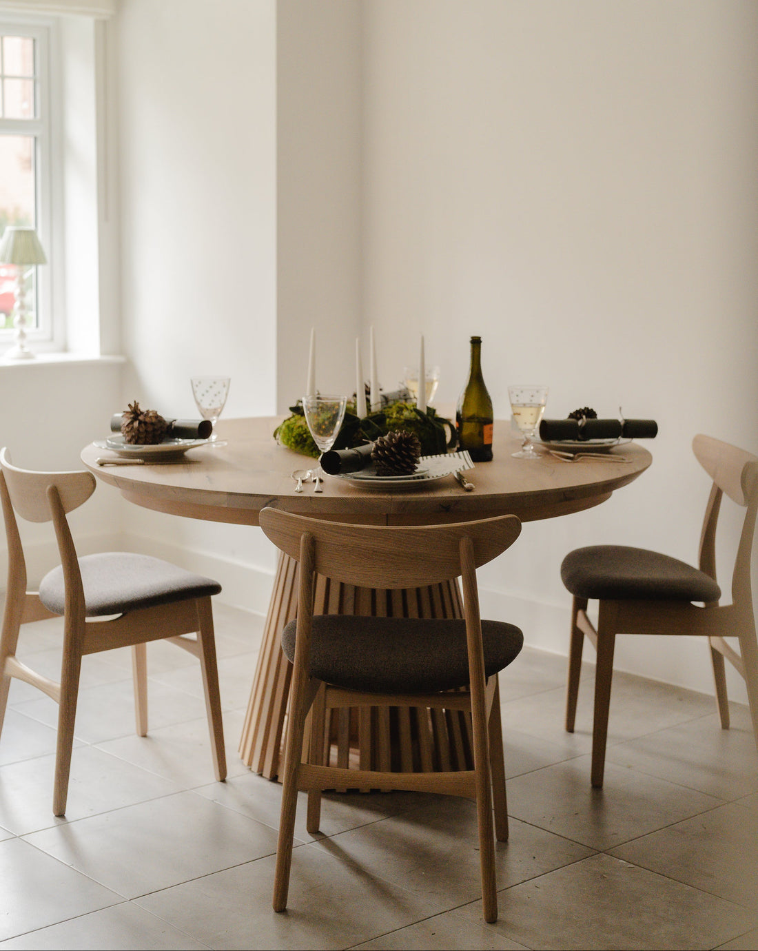 Vivien Extendable Round Dining Table in Cotton Oak 